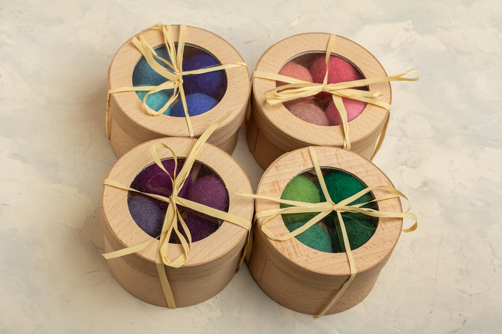 Lavender World - Cat Toy Set with 4 Wool Balls and Catnip