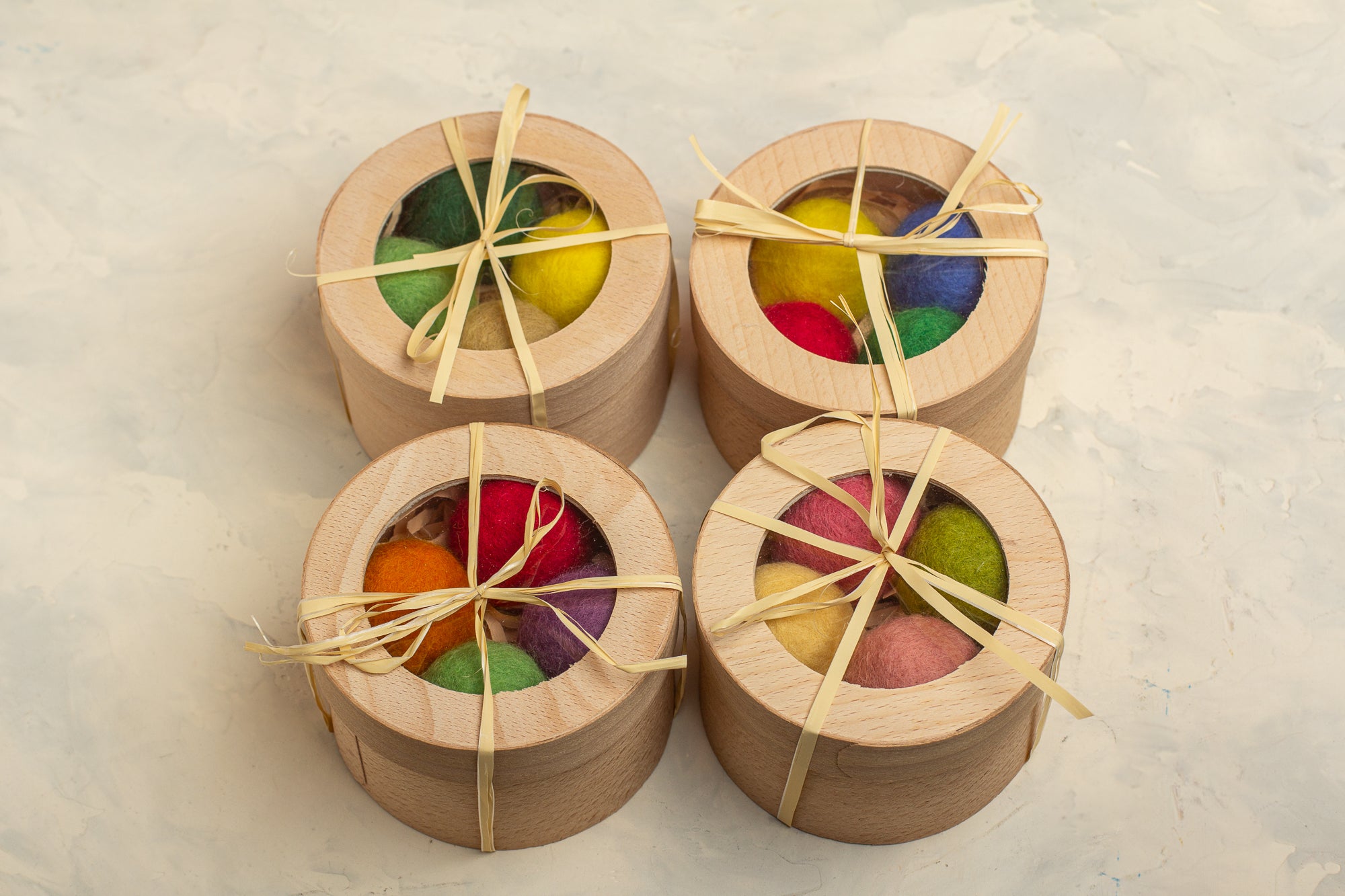 Strawberry - Cat Toy Set with 4 Wool Balls and Catnip