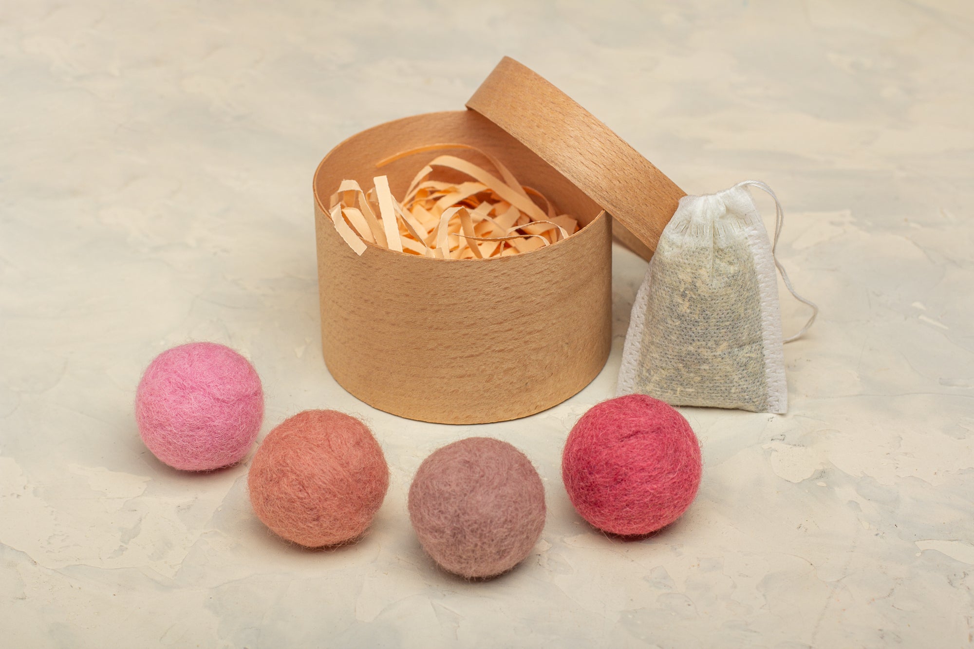 Soft Hugs - Cat Toy Set with 4 Wool Balls and Catnip