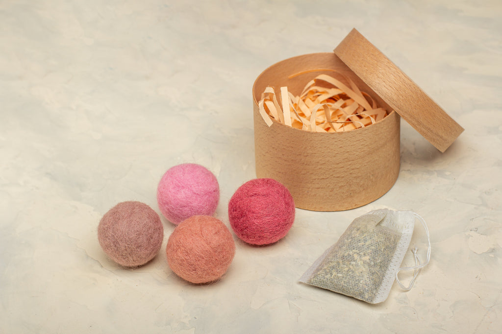 Soft Hugs - Cat Toy Set with 4 Wool Balls and Catnip