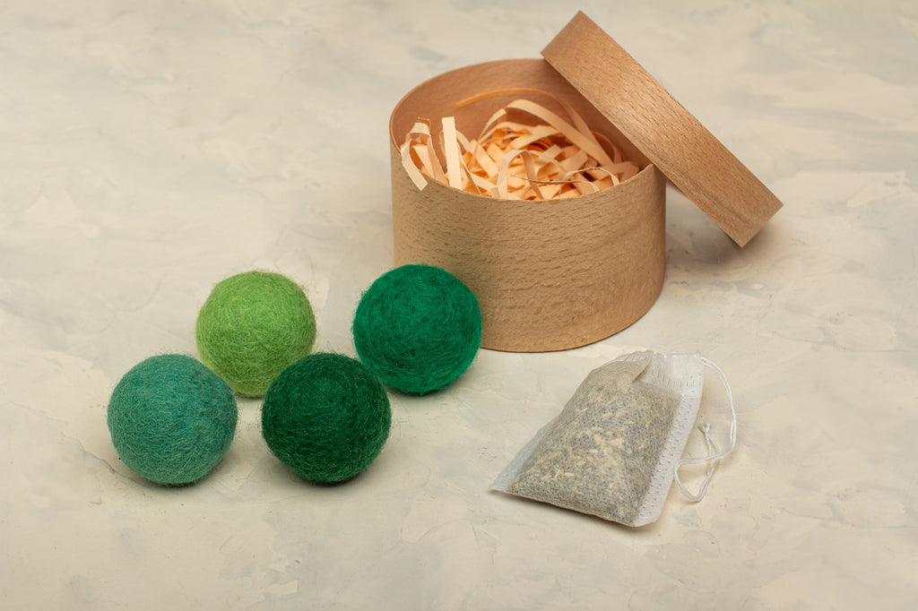 Forest Depth - Cat Toy Set with 4 Wool Balls and Catnip