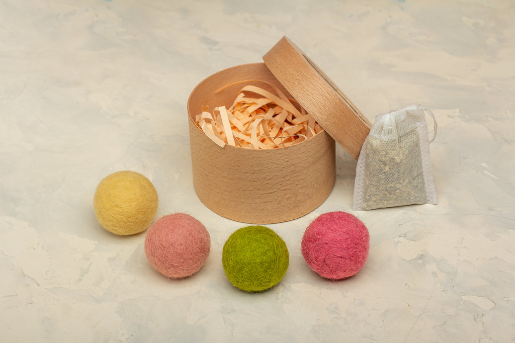 Strawberry - Cat Toy Set with 4 Wool Balls and Catnip