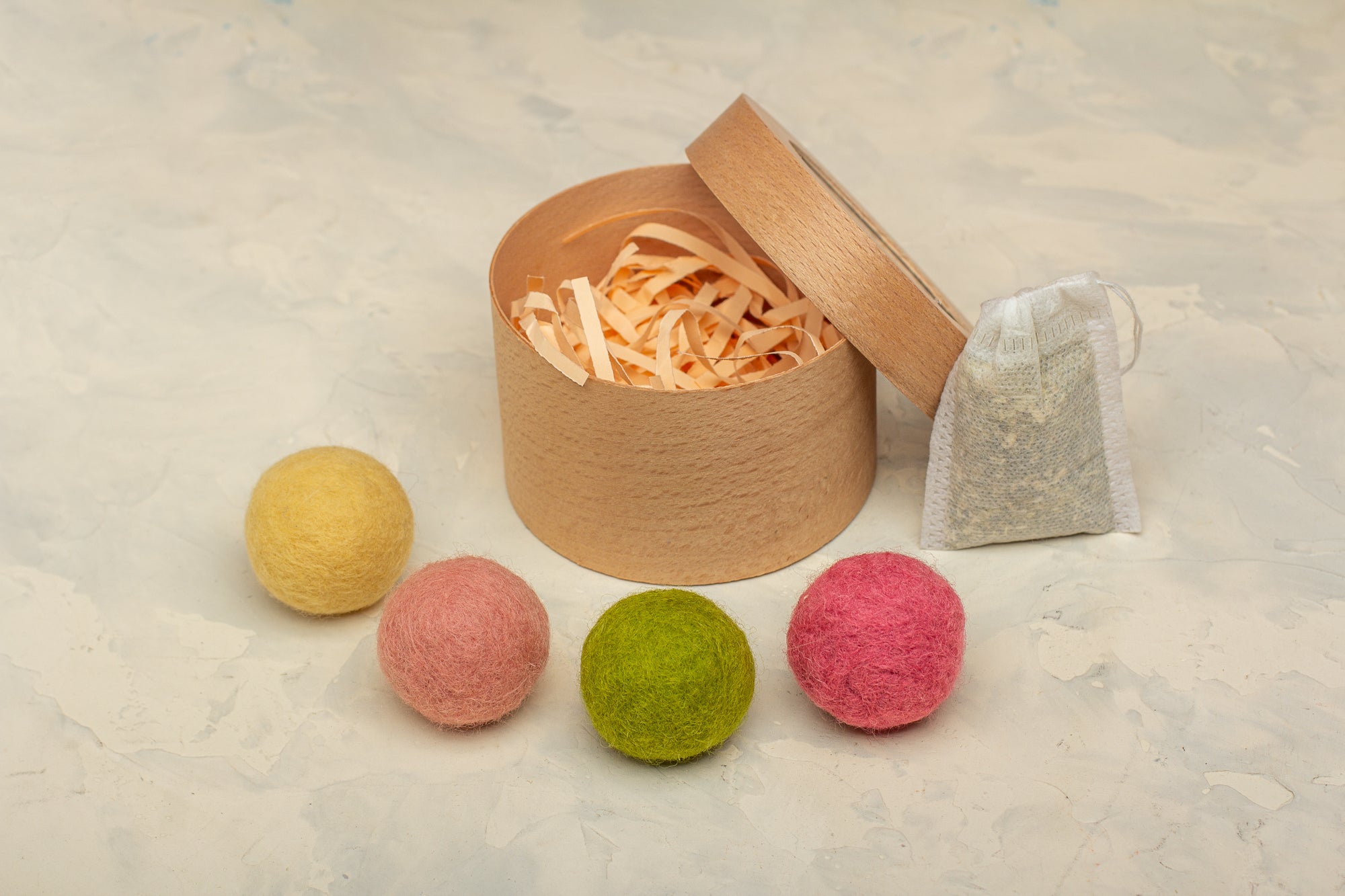 Strawberry - Cat Toy Set with 4 Wool Balls and Catnip