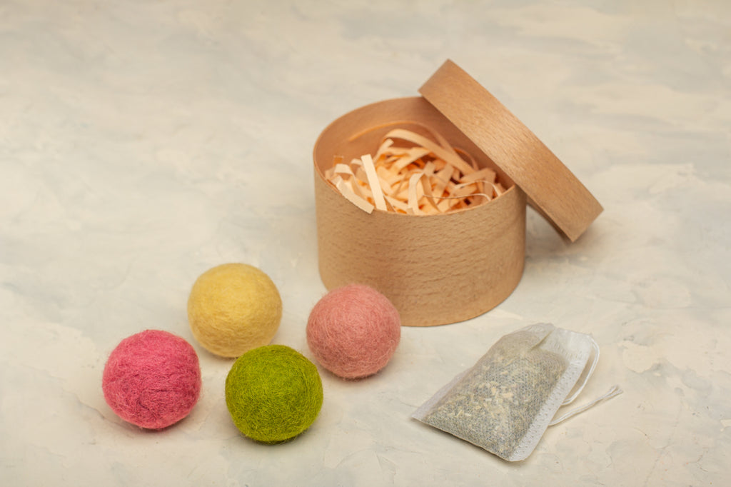 Strawberry - Cat Toy Set with 4 Wool Balls and Catnip