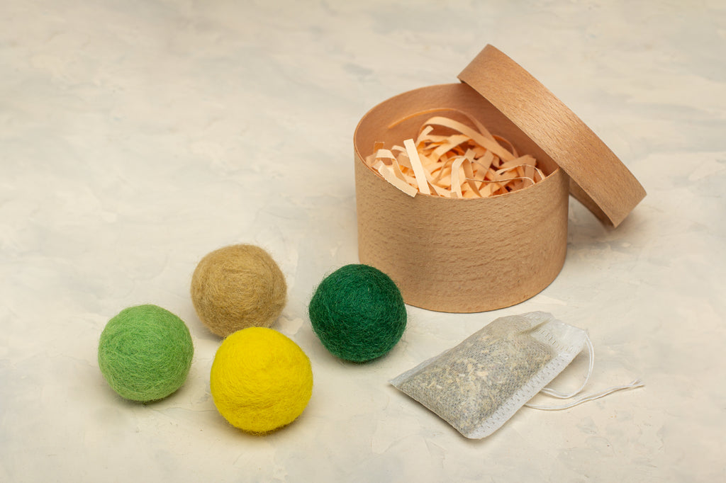 Nature's Inspiration - Cat Toy Set with 4 Wool Balls and Catnip