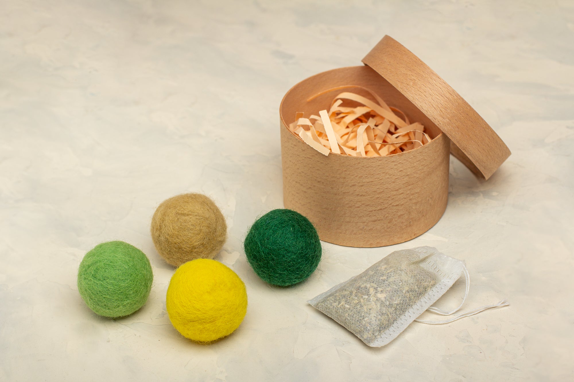 Nature's Inspiration - Cat Toy Set with 4 Wool Balls and Catnip