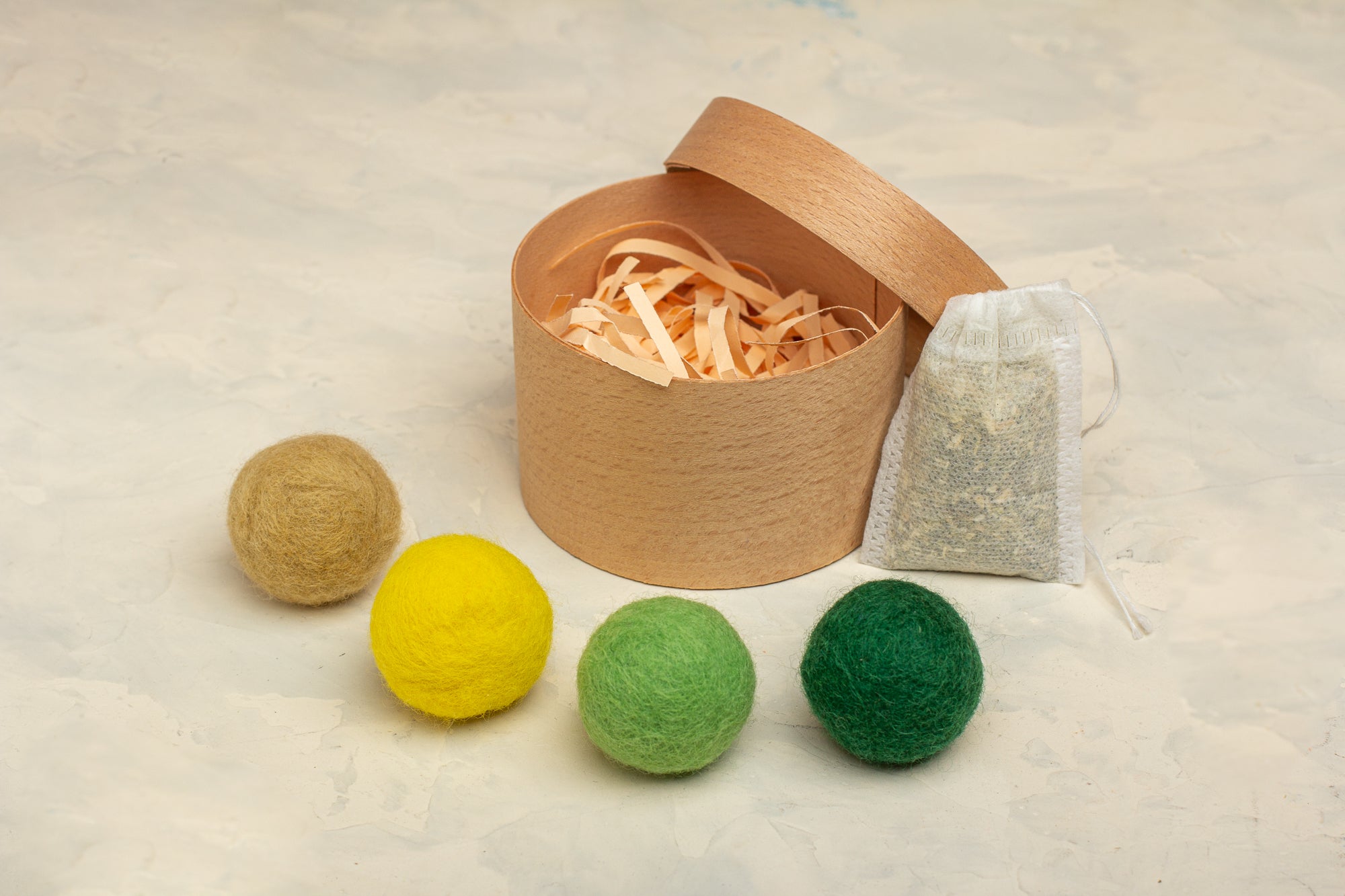 Nature's Inspiration - Cat Toy Set with 4 Wool Balls and Catnip