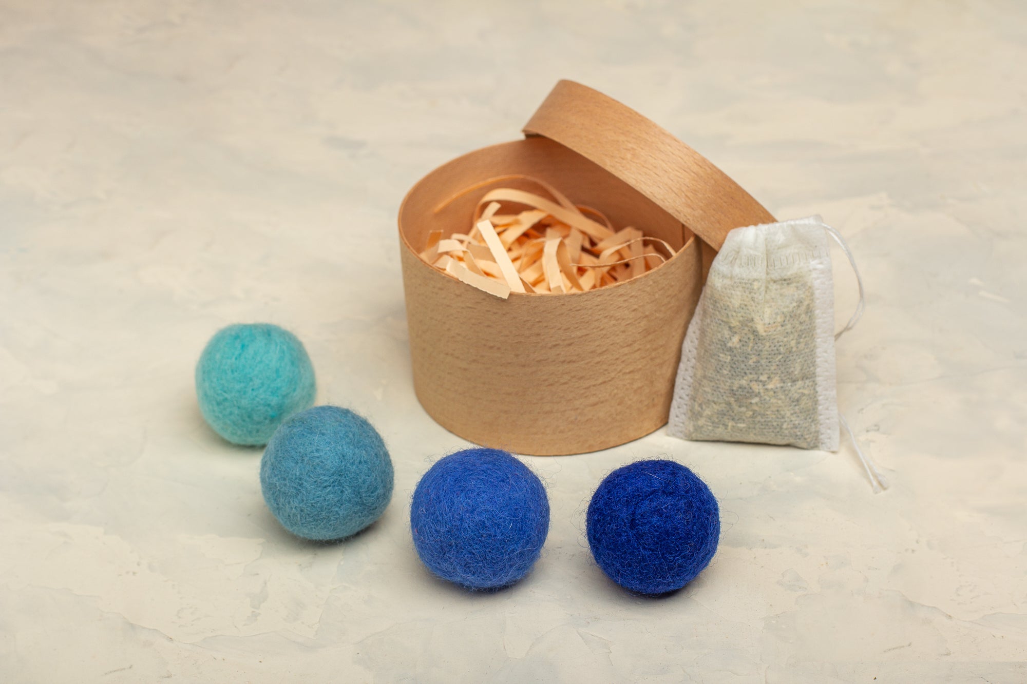 Ocean Depths - Cat Toy Set with 4 Wool Balls and Catnip