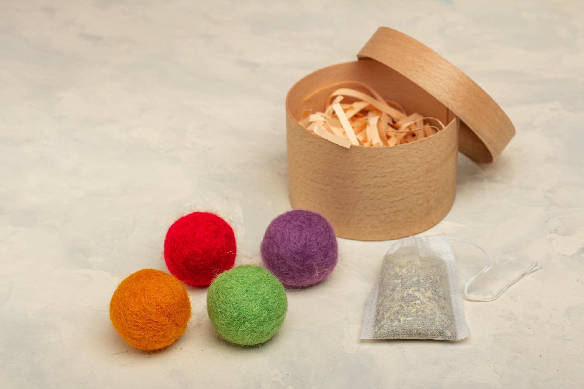 Indian Harmony - Cat Toy Set with 4 Wool Balls and Catnip