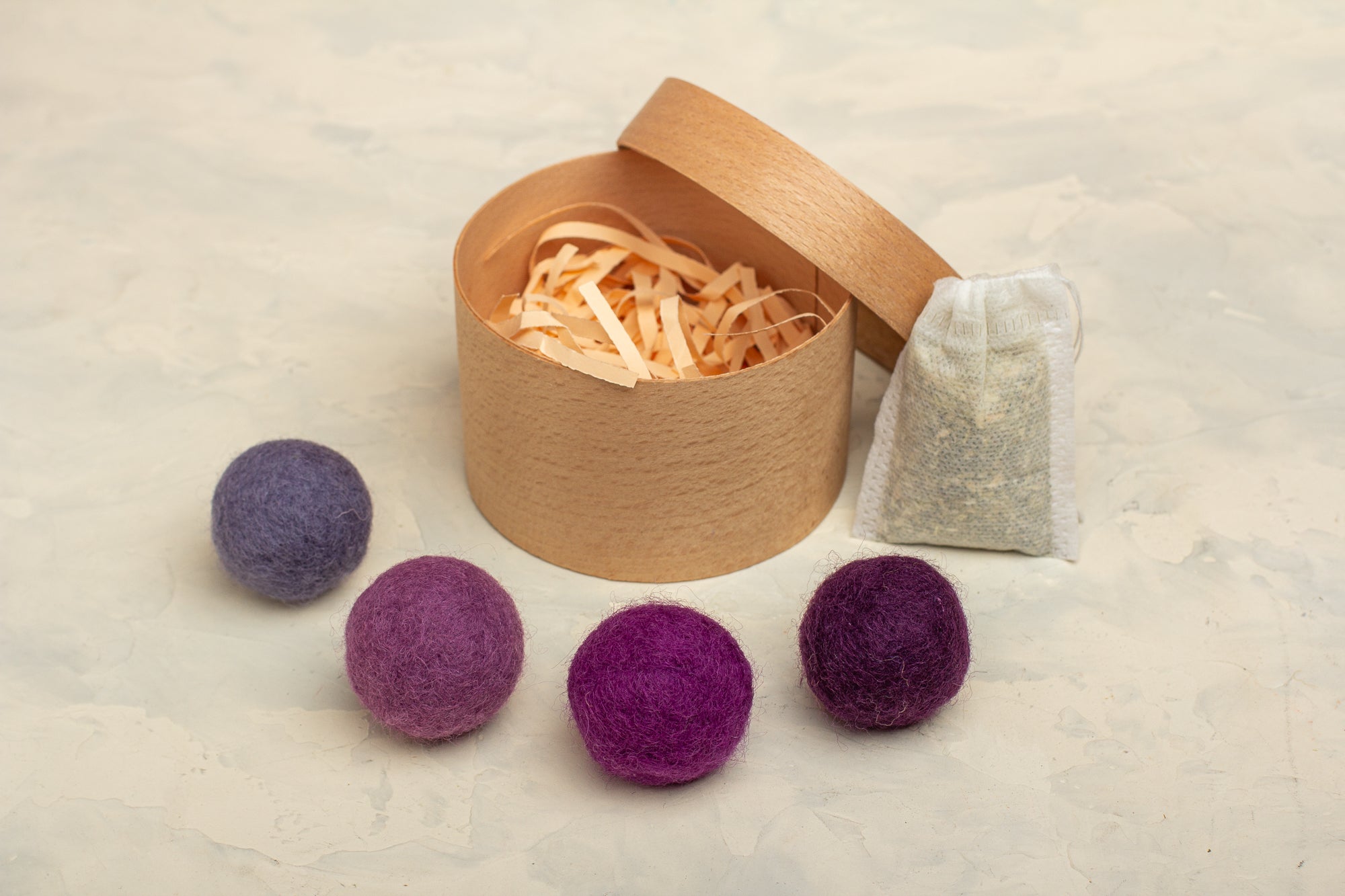 Lavender World - Cat Toy Set with 4 Wool Balls and Catnip