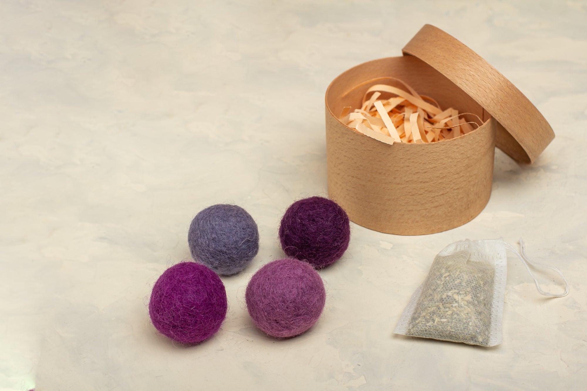 Lavender World - Cat Toy Set with 4 Wool Balls and Catnip
