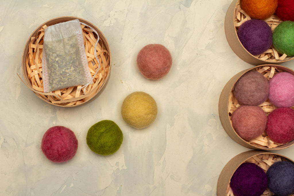 Strawberry - Cat Toy Set with 4 Wool Balls and Catnip