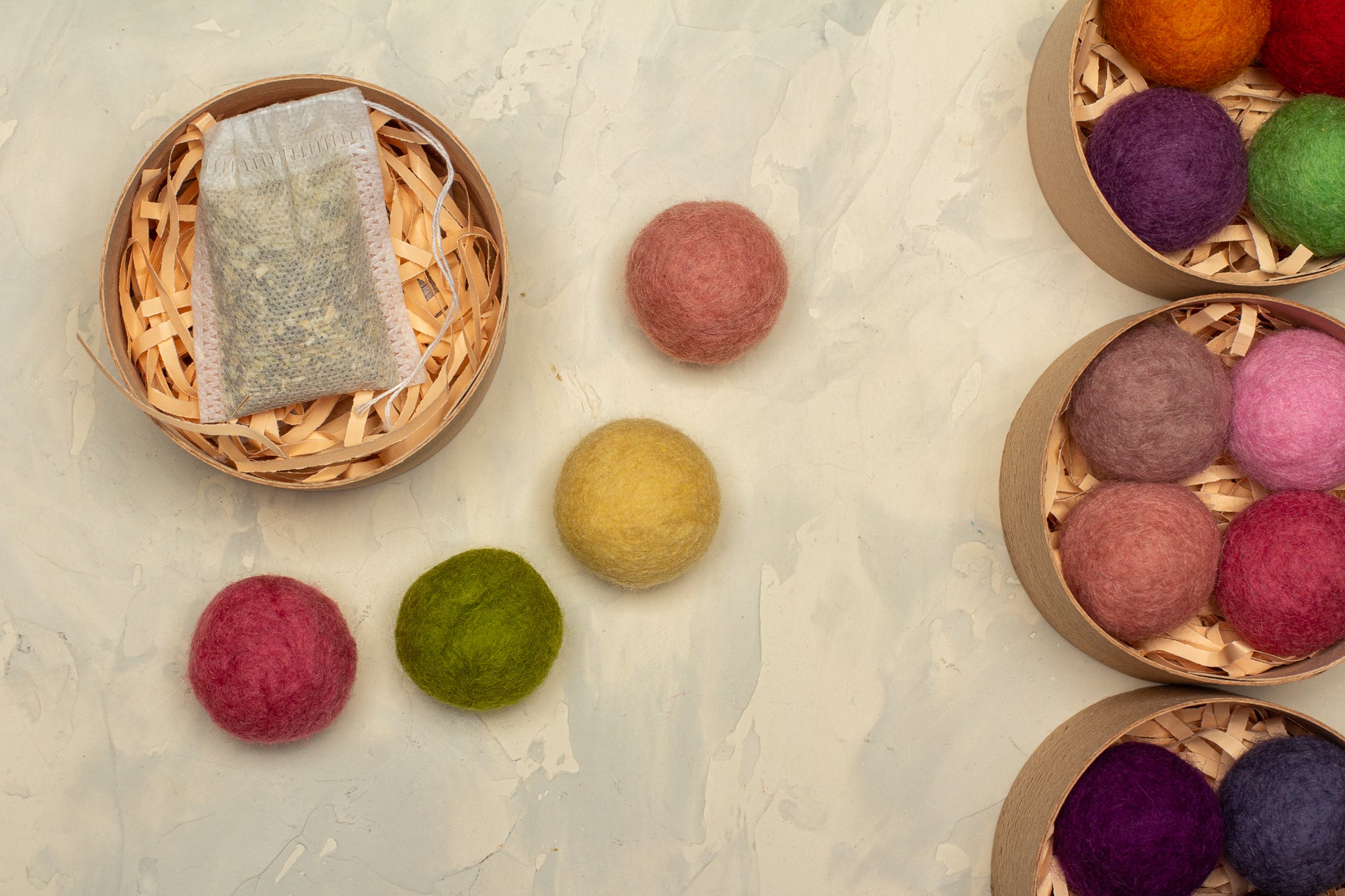 Strawberry - Cat Toy Set with 4 Wool Balls and Catnip