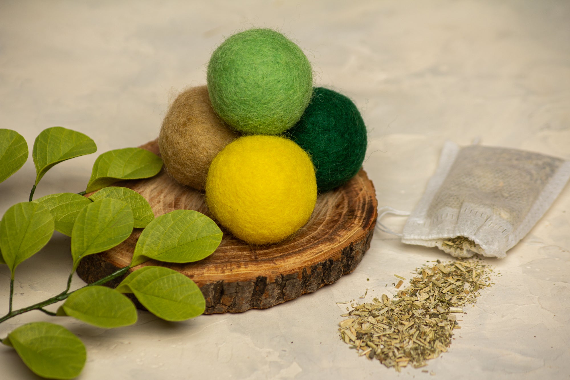 Nature's Inspiration - Cat Toy Set with 4 Wool Balls and Catnip