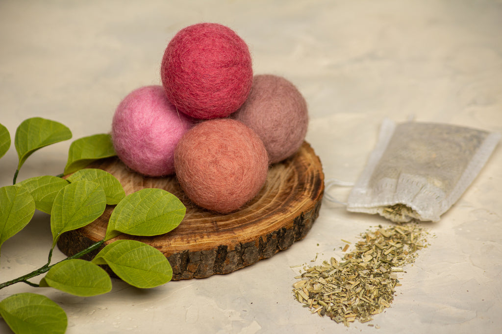 Soft Hugs - Cat Toy Set with 4 Wool Balls and Catnip