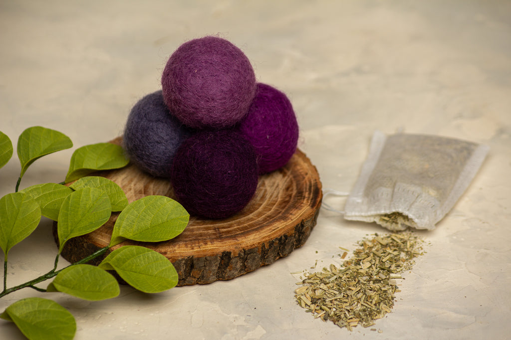 Lavender World - Cat Toy Set with 4 Wool Balls and Catnip