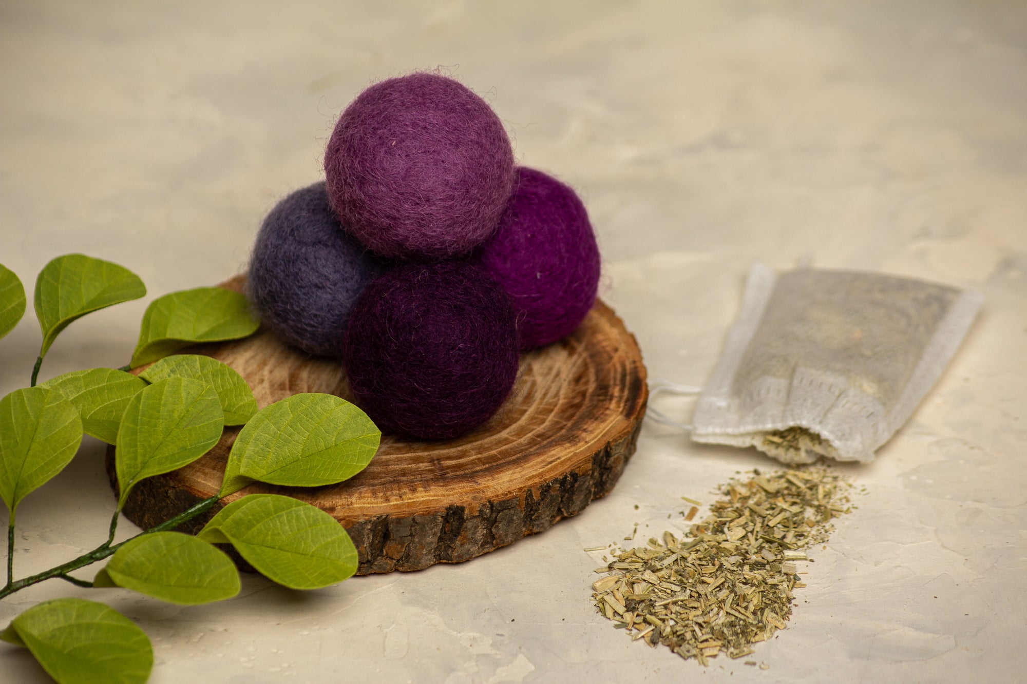 Lavender World - Cat Toy Set with 4 Wool Balls and Catnip