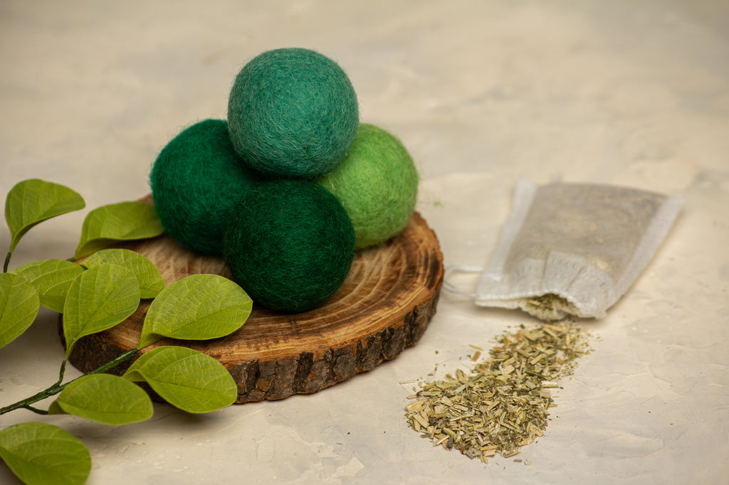Forest Depth - Cat Toy Set with 4 Wool Balls and Catnip