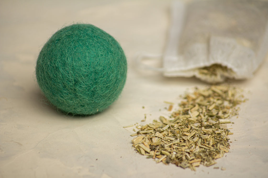 Forest Depth - Cat Toy Set with 4 Wool Balls and Catnip