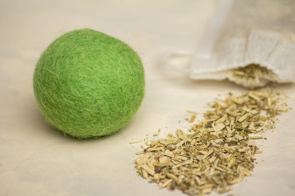 Nature's Inspiration - Cat Toy Set with 4 Wool Balls and Catnip