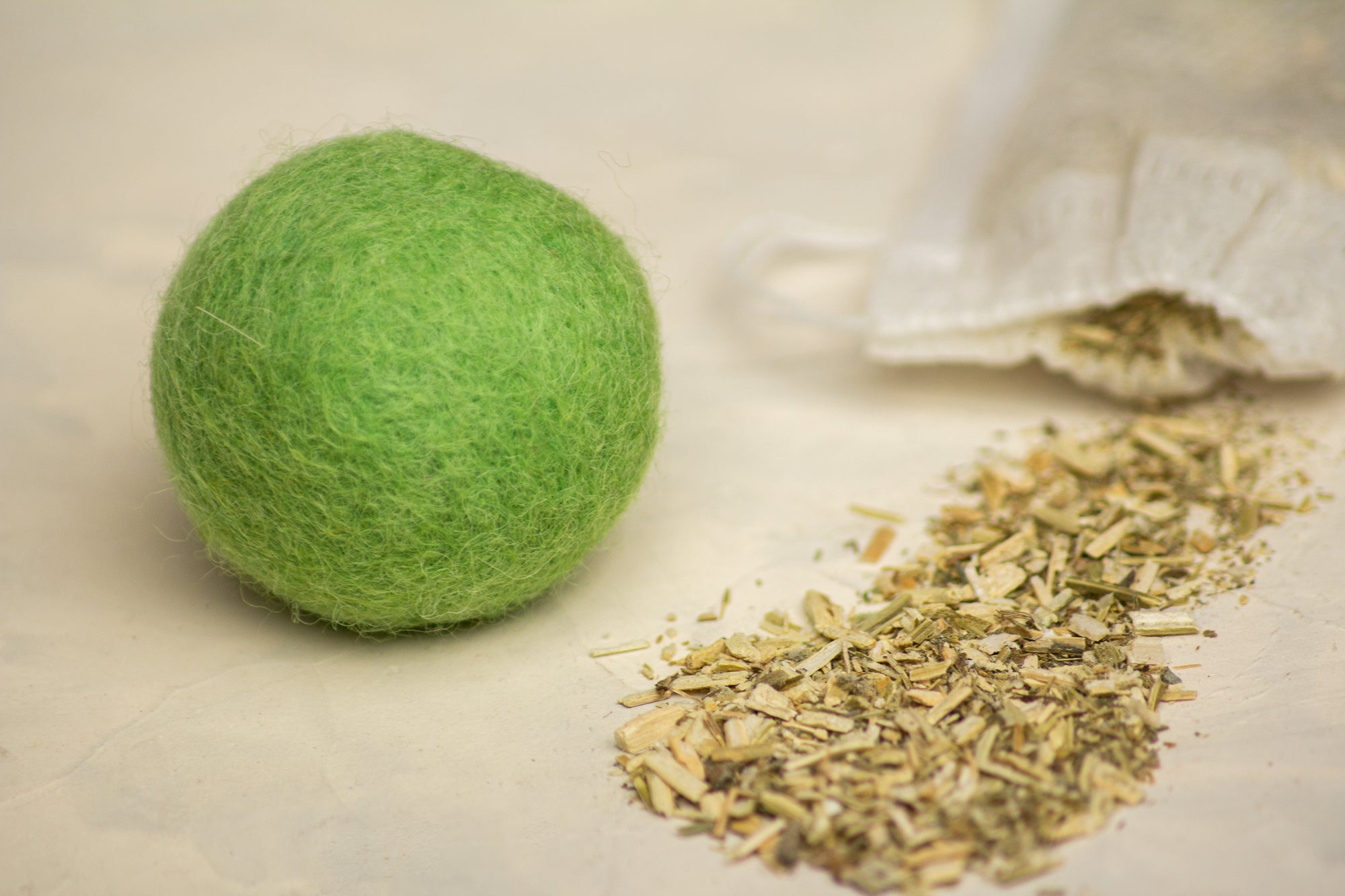 Nature's Inspiration - Cat Toy Set with 4 Wool Balls and Catnip