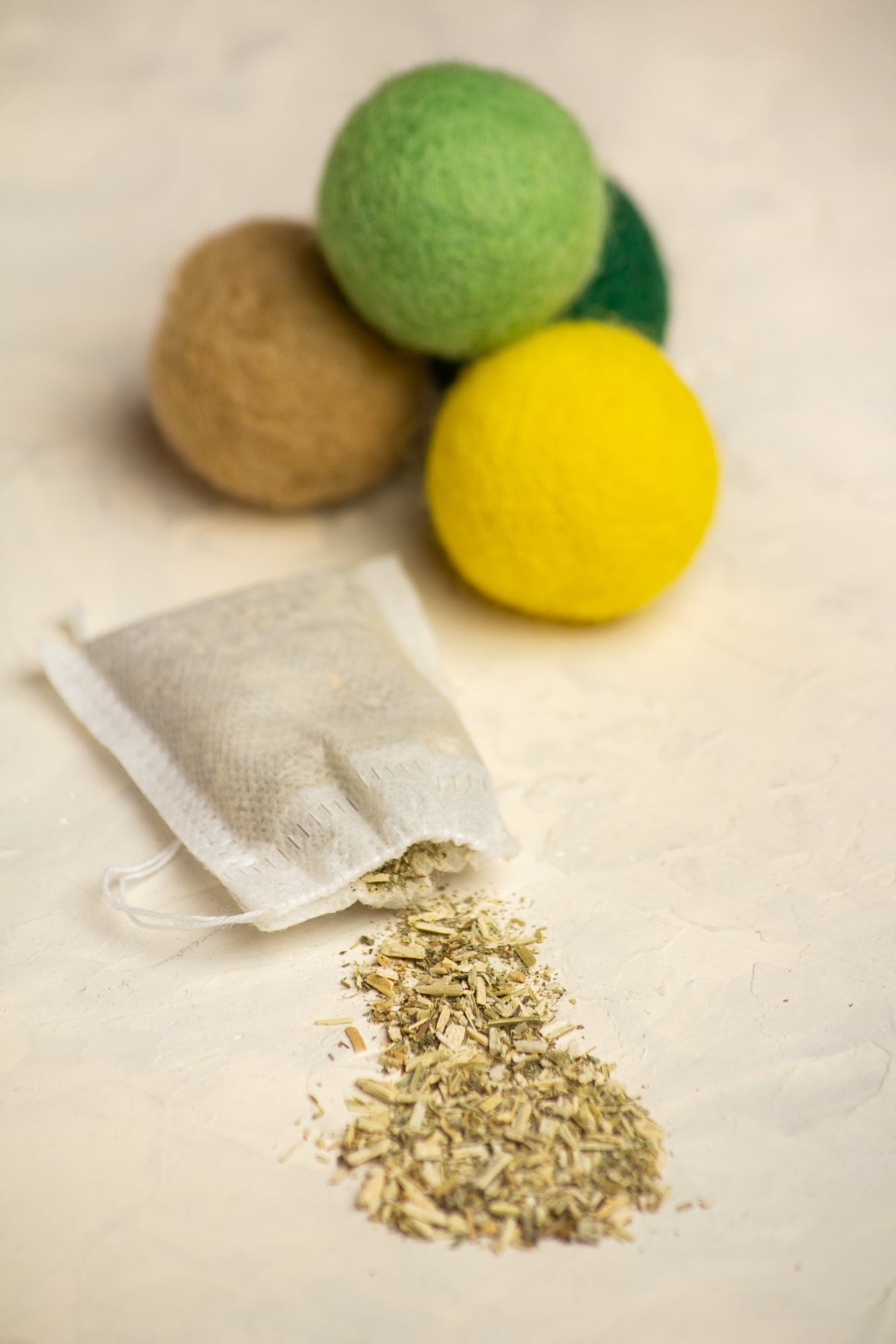 Nature's Inspiration - Cat Toy Set with 4 Wool Balls and Catnip