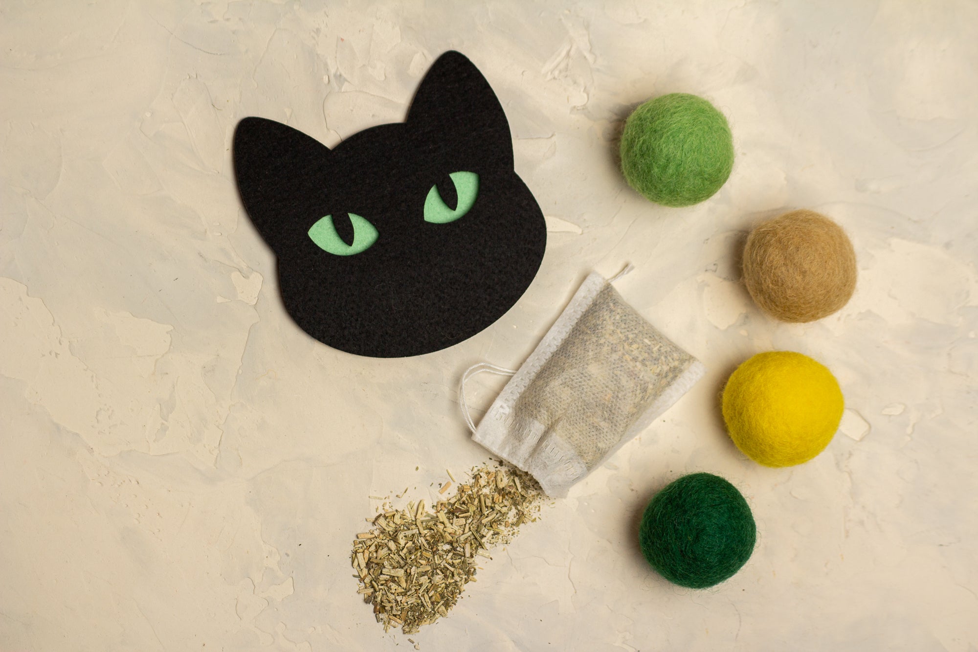 Nature's Inspiration - Cat Toy Set with 4 Wool Balls and Catnip