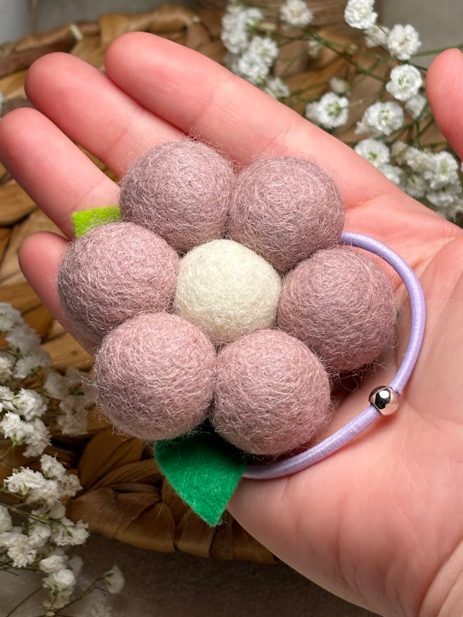 Elástico de Cabelo Feito à Mão com Flor de Bola de Lã - Lilás Suave